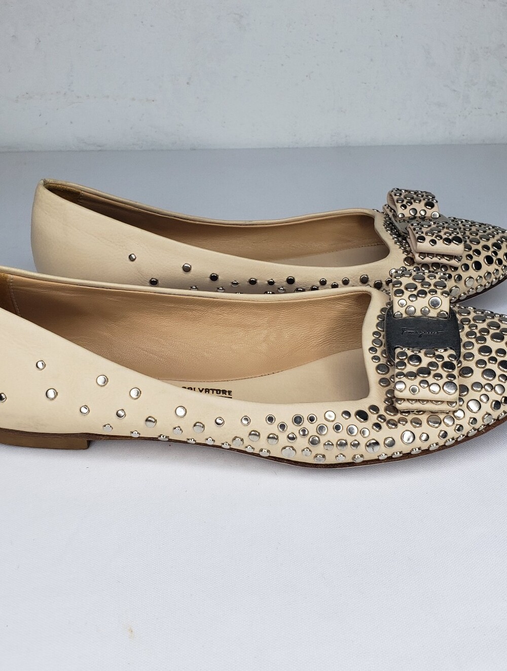 Salvatore Ferragamo Nude Studded Vara Bow Leather Flats - Picture 4 of 9
